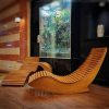 صندلی چوبی کنار استخر
